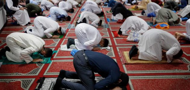 تفسير رؤية شخص يمنعك من الصلاة