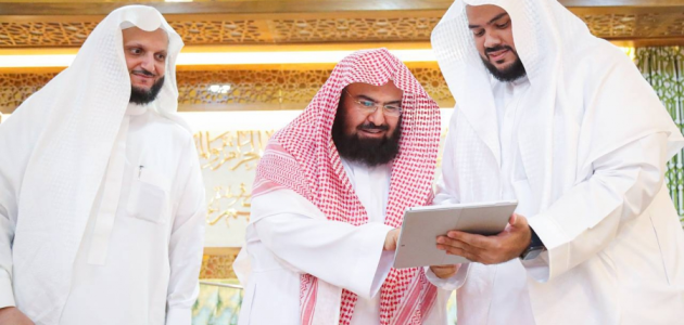 مزامنة لموسم الحج.."السديس" يدشن مصحف التلاوات المرئية بالحرم النبوي "صور"