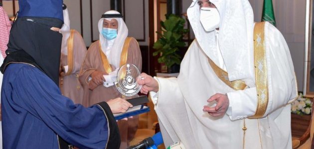 أمير تبوك للفائزين بجائزة التفوق العلمي والتميز: لديكم طموح ونفتخر بكم