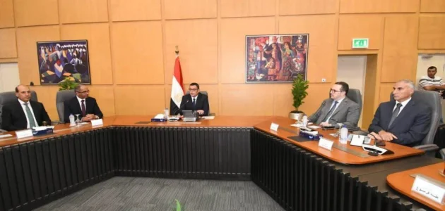 وزير الإسكان الجديد يعقد أول اجتماعاته مع مسؤولي القطاعات وينقل لهم تكليفات الرئيس