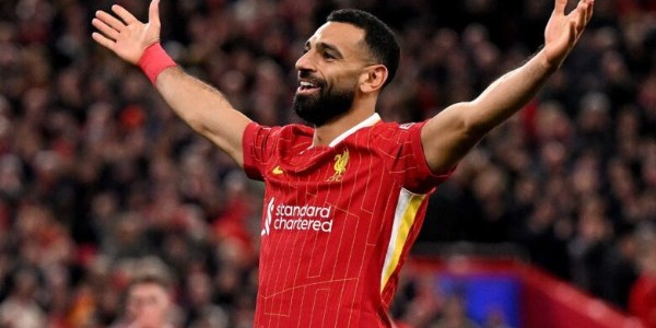 محمد صلاح يُجدد عقده مع ليفربول وينهي شائعات الرحيل